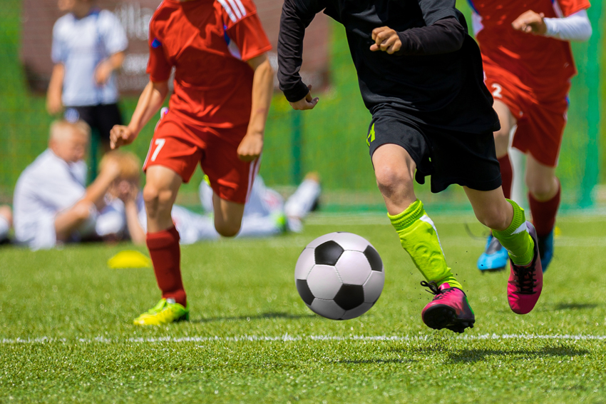 Azione di calcio durante una partita intensa